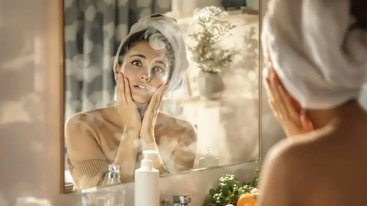 Gli esperti sono chiari: anche con le creme idratanti la pelle può restare disidratata, non è una questione di prodotto ma di abitudini che alterano l’idratazione